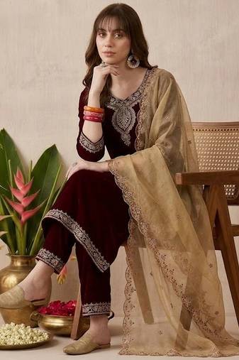 Embroidered velvet round neck kurta & trousers with dupatta
