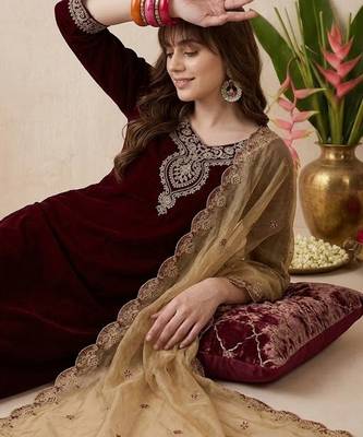 Embroidered velvet round neck kurta & trousers with dupatta 2