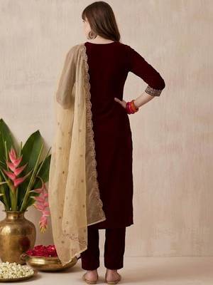 Embroidered velvet round neck kurta & trousers with dupatta 3
