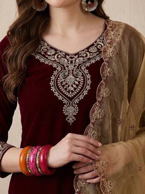 Embroidered velvet round neck kurta & trousers with dupatta 4