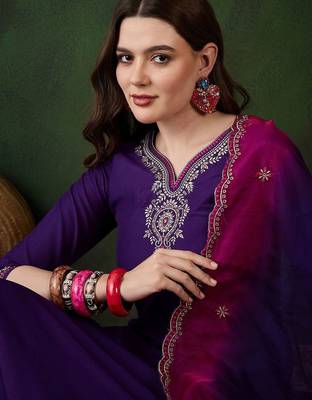 Purple floral embroidered zari straight kurta with trouser & dupatta 2