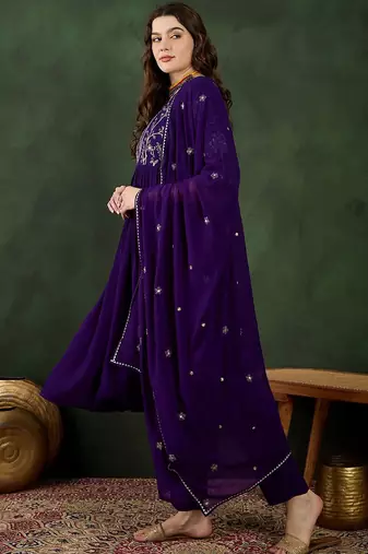 Purple floral embroidered regular sequinned georgette kurta & trouser with dupatta