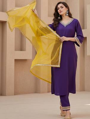 Embroidered v-neck kurta & trousers kurta set 3