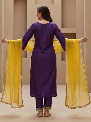 Embroidered v-neck kurta & trousers kurta set 4