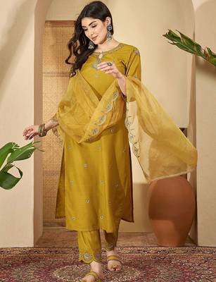 Ethnic motifs embroidered thread work chinon kurta with trousers & dupatta 5