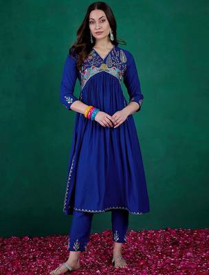 Floral embroidered sequinned v-neck empire a-line kurta with trousers 1