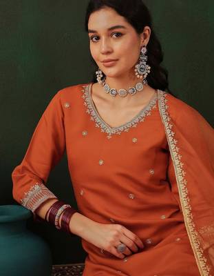Floral embroidered zari straight kurta & trouser with dupatta 2