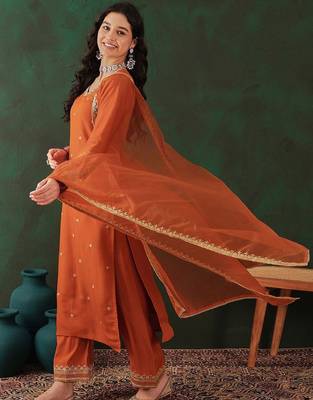 Floral embroidered zari straight kurta & trouser with dupatta 4