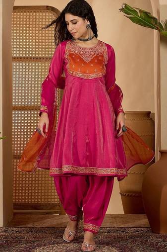 Ethnic motifs embroidered round neck sequinned kurta with patiala & dupatta