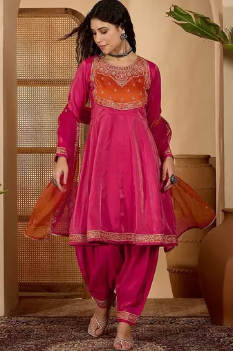 Ethnic motifs embroidered round neck sequinned kurta with patiala & dupatta