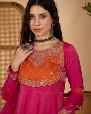 Ethnic motifs embroidered round neck sequinned kurta with patiala & dupatta 2