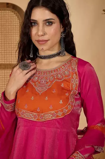 Ethnic motifs embroidered round neck sequinned kurta with patiala & dupatta