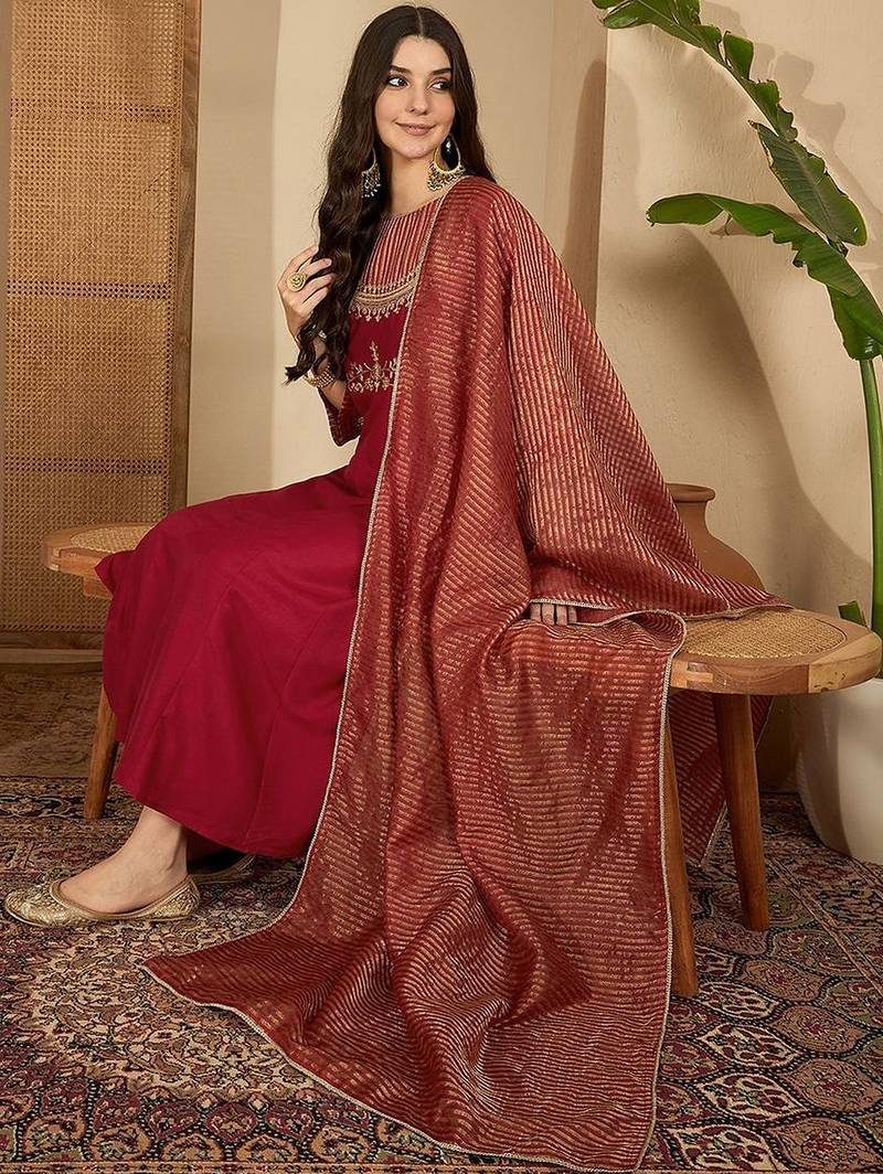 Embroidered round neck kurta & trousers with dupatta
