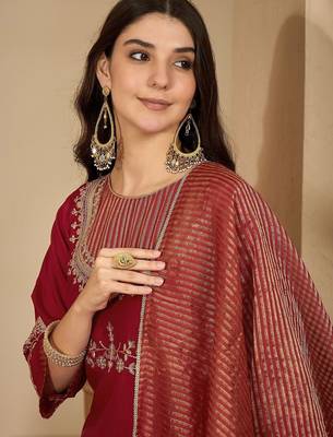 Embroidered round neck kurta & trousers with dupatta 2