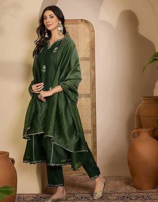 Embroidered round neck kurta & trousers with dupatta 5