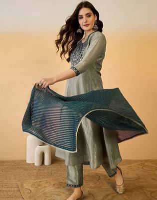 Grey silk blend straight zari sequence embroidered kurta pant with dupatta 4