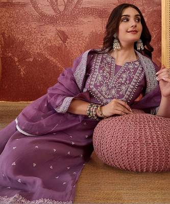 Embroidered round-neck kurta & trousers kurta sets 2