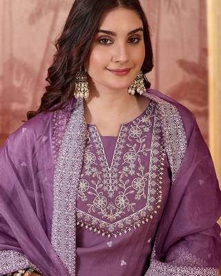 Embroidered round-neck kurta & trousers kurta sets 3