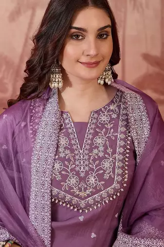 Embroidered round-neck kurta & trousers kurta sets