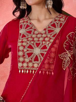Women ethnic motifs embroidered kurta with trousers & dupatta 2