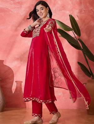 Women ethnic motifs embroidered kurta with trousers & dupatta 5