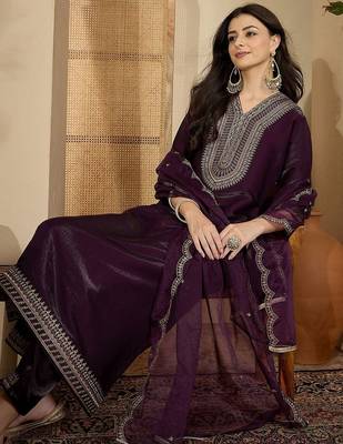 Embroidered v-neck kurta & trousers with dupatta 1