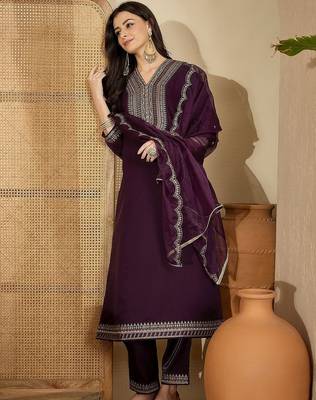 Embroidered v-neck kurta & trousers with dupatta 2