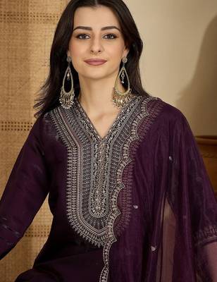 Embroidered v-neck kurta & trousers with dupatta 3
