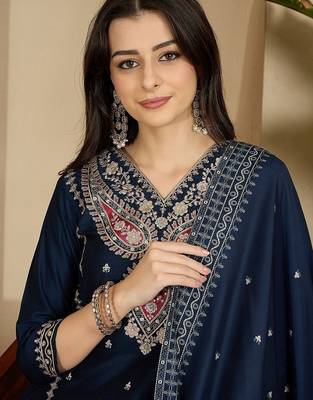 Embroidered v-neck kurta & trousers with dupatta 2
