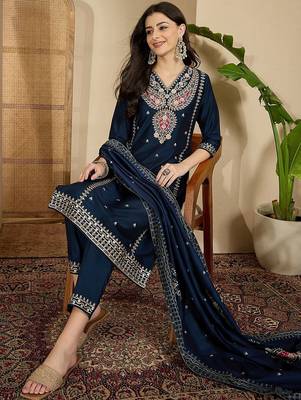 Embroidered v-neck kurta & trousers with dupatta 3