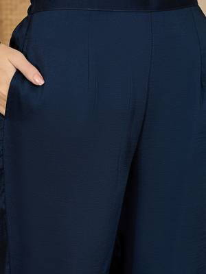 Embroidered v-neck kurta & trousers with dupatta 4