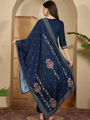 Embroidered v-neck kurta & trousers with dupatta 5