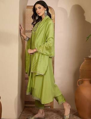 Zari sequence thread embroidered kurta with trousers & dupatta 2