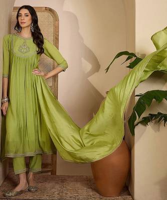 Zari sequence thread embroidered kurta with trousers & dupatta 3