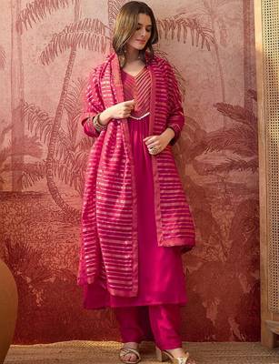 Women lace embroidered v-neck kurta & trousers with dupatta 3