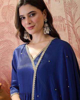 Embroidered v-neck kurta & trousers kurta set 3