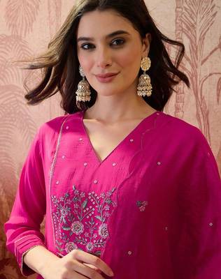 Embroidered kurta & trousers with dupatta 2