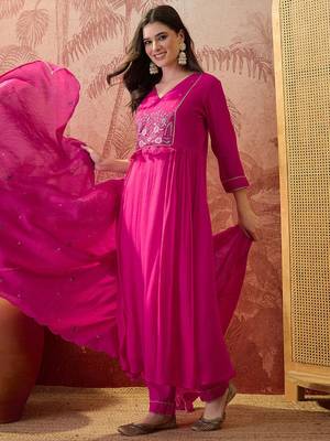 Embroidered kurta & trousers with dupatta 3