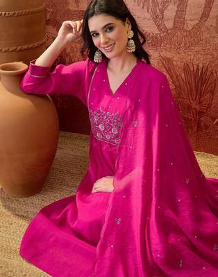 Embroidered kurta & trousers with dupatta 5