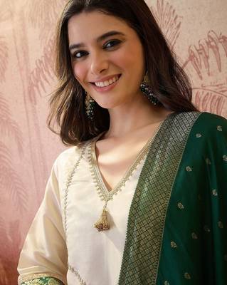 Embroidered v-neck kurta & trousers with dupatta 2