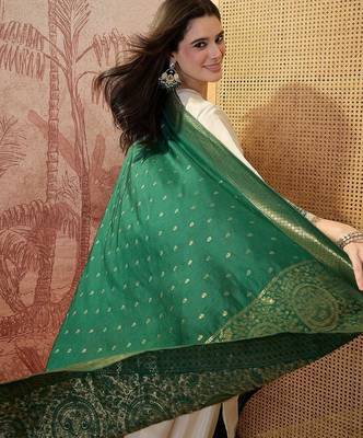 Embroidered v-neck kurta & trousers with dupatta 3