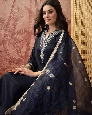 Embroidered kurta & trousers with dupatta 3