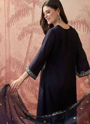 Embroidered kurta & trousers with dupatta 5
