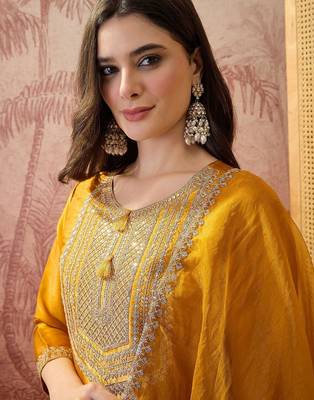 Embroidered v-neck kurta trousers & dupatta 3