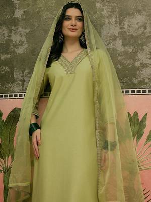 Embroidered v-neck kurta & trousers with dupatta 3