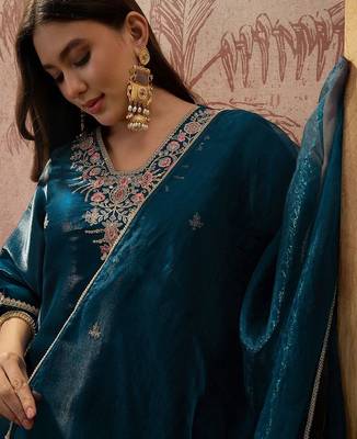 Embroidered kurta & trousers with dupatta 2