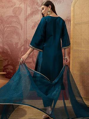 Embroidered kurta & trousers with dupatta 5