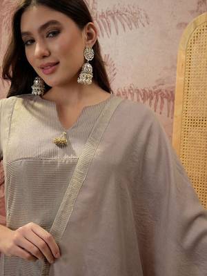 Embroidered round-neck kurta & trousers with dupatta 3