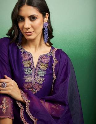 Embroidered notch neck kurta with palazzo & dupatta 2
