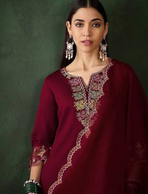 Women embroidered three quarter sleeves kurta & trousers with dupatta 2